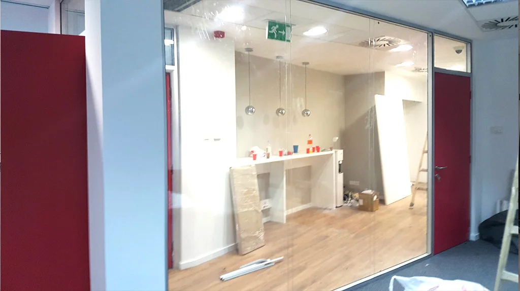 Staklena pregrada u enterijeru iz arhive realizovanih radova
