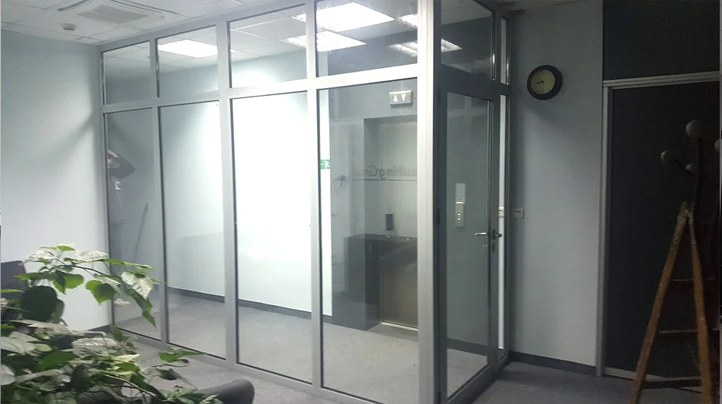 Aluminijumska staklena pregrada u poslovnom prostoru iz arhive realizovanih radova